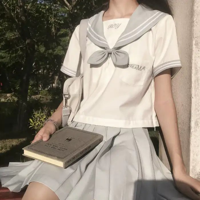 微光下的蓝色男孩